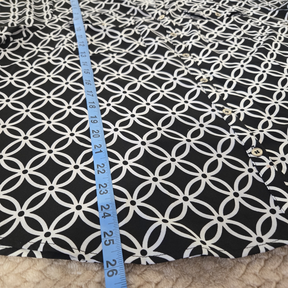 Women’s 2X Black White Geometric Blouse Button Front Lightweight Roll Tab Sleeve - Picture 9 of 13